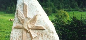 Friedenstaube über Kreuz